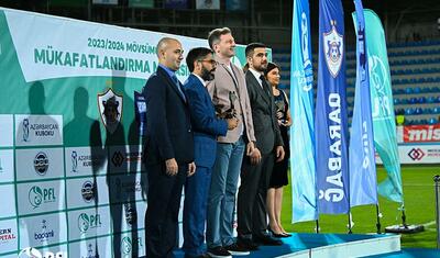 “Qarabağ”ın futbolçuları AFFA prezidentindən mükafat alarkən…
