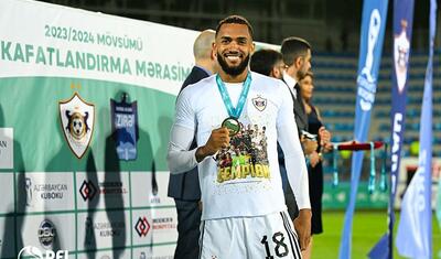 “Qarabağ”ın futbolçuları AFFA prezidentindən mükafat alarkən…