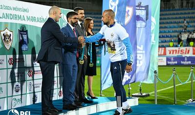 “Qarabağ”ın futbolçuları AFFA prezidentindən mükafat alarkən…