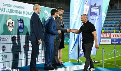 “Qarabağ”ın futbolçuları AFFA prezidentindən mükafat alarkən…