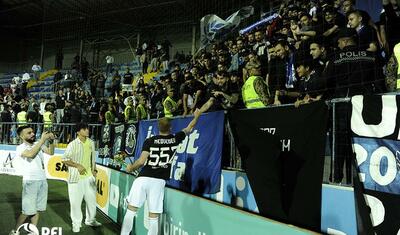 “Qarabağ”ın futbolçuları AFFA prezidentindən mükafat alarkən…