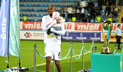“Qarabağ”ın futbolçuları AFFA prezidentindən mükafat alarkən…