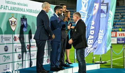 “Qarabağ”ın futbolçuları AFFA prezidentindən mükafat alarkən…