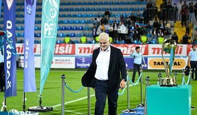 “Qarabağ”ın futbolçuları AFFA prezidentindən mükafat alarkən…