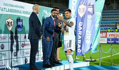 “Qarabağ”ın futbolçuları AFFA prezidentindən mükafat alarkən…