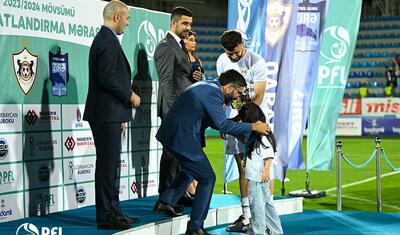“Qarabağ”ın futbolçuları AFFA prezidentindən mükafat alarkən…