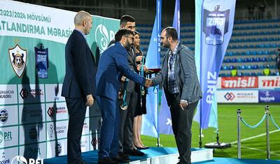 “Qarabağ”ın futbolçuları AFFA prezidentindən mükafat alarkən…