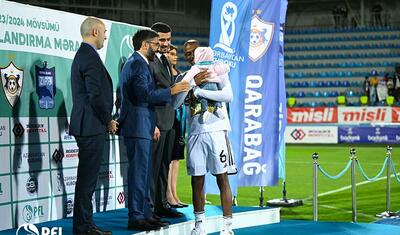 “Qarabağ”ın futbolçuları AFFA prezidentindən mükafat alarkən…