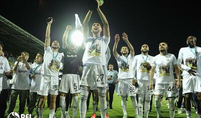 “Qarabağ”ın futbolçuları AFFA prezidentindən mükafat alarkən…