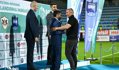 “Qarabağ”ın futbolçuları AFFA prezidentindən mükafat alarkən…