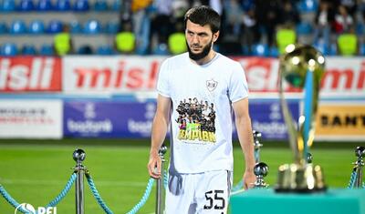 “Qarabağ”ın futbolçuları AFFA prezidentindən mükafat alarkən…