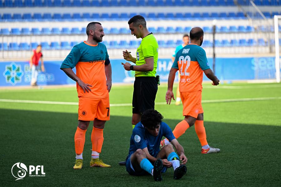 Azərbaycanlı baş məşqçi sarğını qoluna taxdı, meydana çıxdı – Niyə belə etdi?