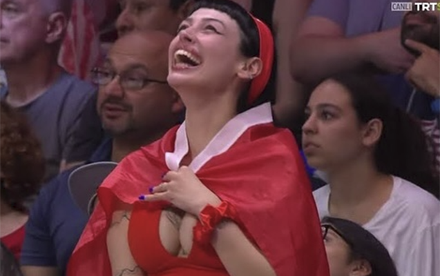 Canlı yayıma düşən bu qadının görüntüsü təəccübləndirdi - VİDEO