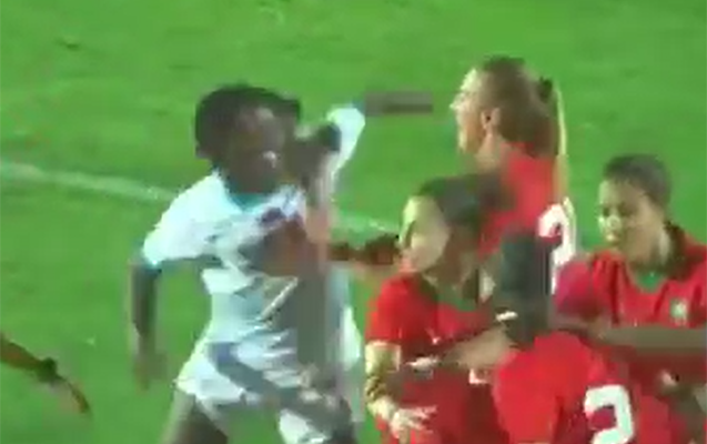 “Qalatasaray”lı qadın onun üzərinə hücuç çəkənlərə yumruq atdı - VİDEO 