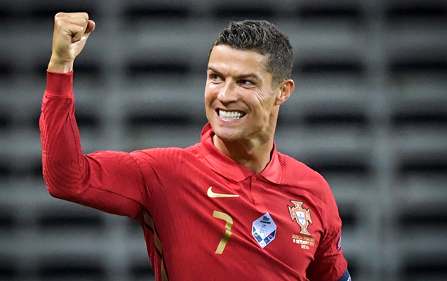 Ronaldo Ərəbistanda 35 qol vurdu, "Qızıl buts" qazandı