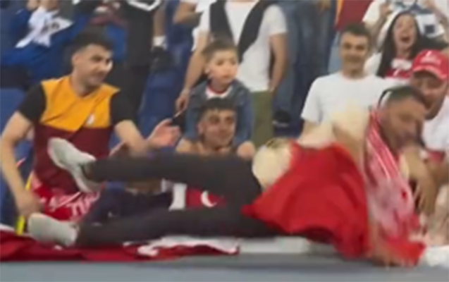 Hakan Çalhanoğlu formasını tribunaya atdı, azarkeş özünü qapıçı kimi apardı - VİDEO