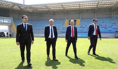 Santuş imzanı atdı, Bakıda 5 stadionu gəzdi -