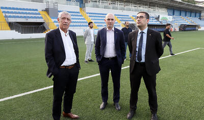 Santuş imzanı atdı, Bakıda 5 stadionu gəzdi -
