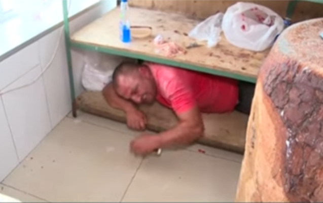 Kameranı gördü, piştaxtanın altına girdi - VİDEO