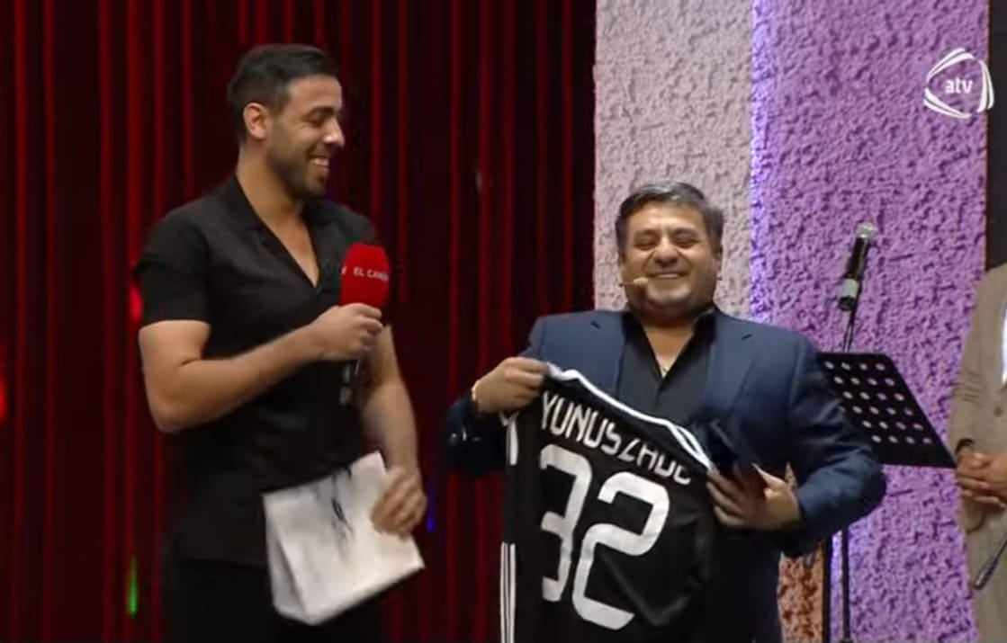 “Çelsi” ilə oyunda geyindiyi “Qarabağ” formasını aparıcıya hədiyyə etdi - FOTO