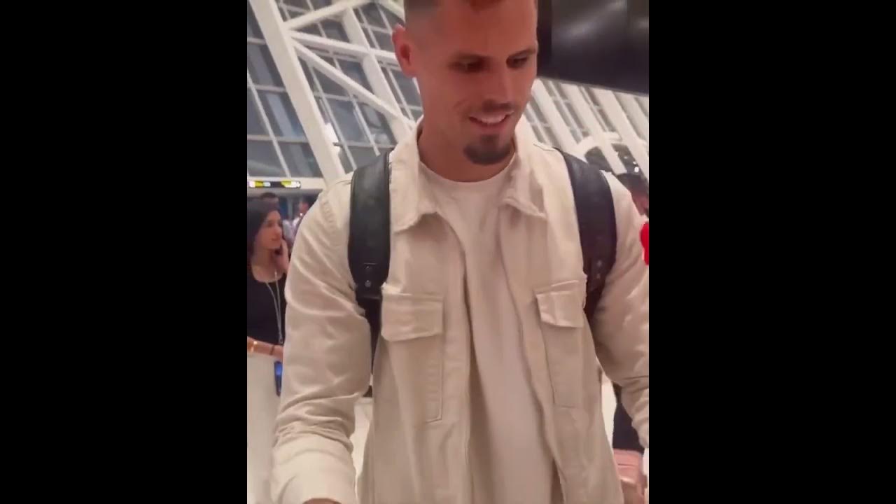 "Qarabağ"ın yeni transferi Bakıya ayaq basar-basmaz… Gözləri dord oldu - VİDEO