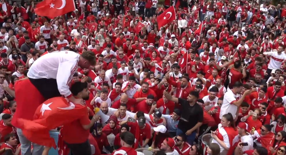 Türkiyə bayraqları Almaniya küçələrini bəzədi - İzdiham yaradan VİDEO
