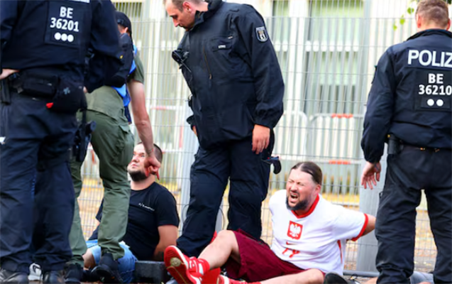Polis onlara hücum edən azarkeşləri dəyənəyin "altına saldı" - Almaniyada