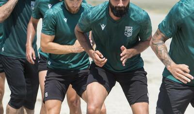 Azərbaycanlı baş məşqçi futbolçulara velosiped sürdürdü -