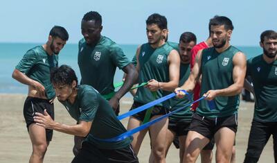 Azərbaycanlı baş məşqçi futbolçulara velosiped sürdürdü -