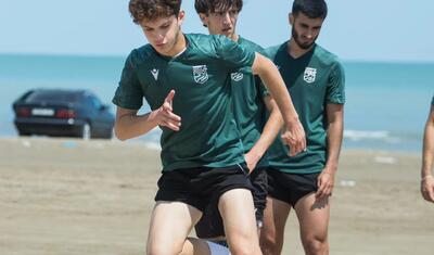 Azərbaycanlı baş məşqçi futbolçulara velosiped sürdürdü -
