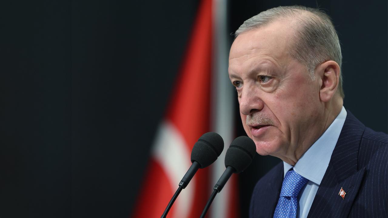 "Kimsə demir ki, fransızların formasında xoruz var" - Ərdoğan etiraz etdi