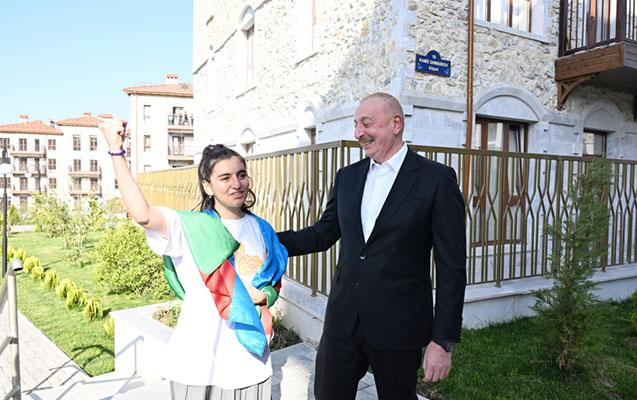 Şuşalı qız Prezidentə yaxınlaşdı, bu sözlərlə onu kövrəltdi – VİDEO