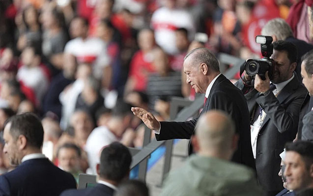 Ərdoğan millinin matçını Almaniyada stadiondan izləyir - FOTO