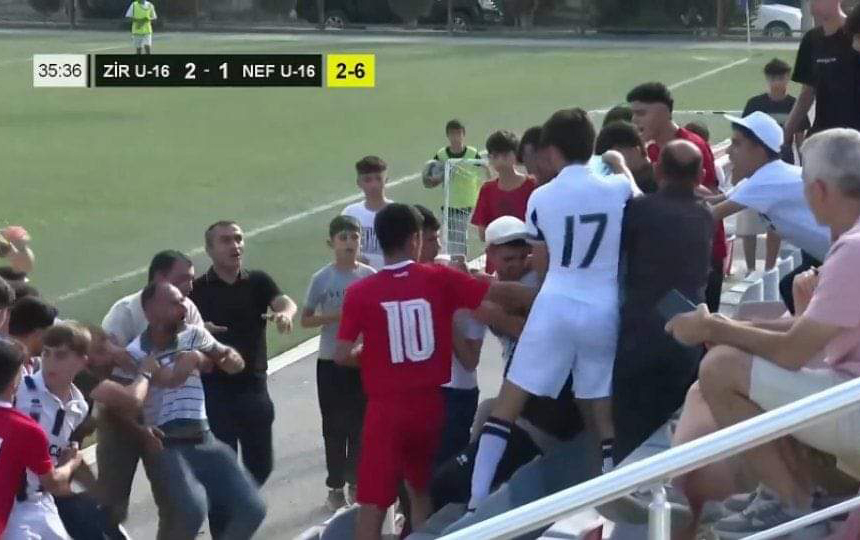 "Neftçi"nin məşqçisi canlı yayımda döyüldü - QALMAQALIN VİDEOsu