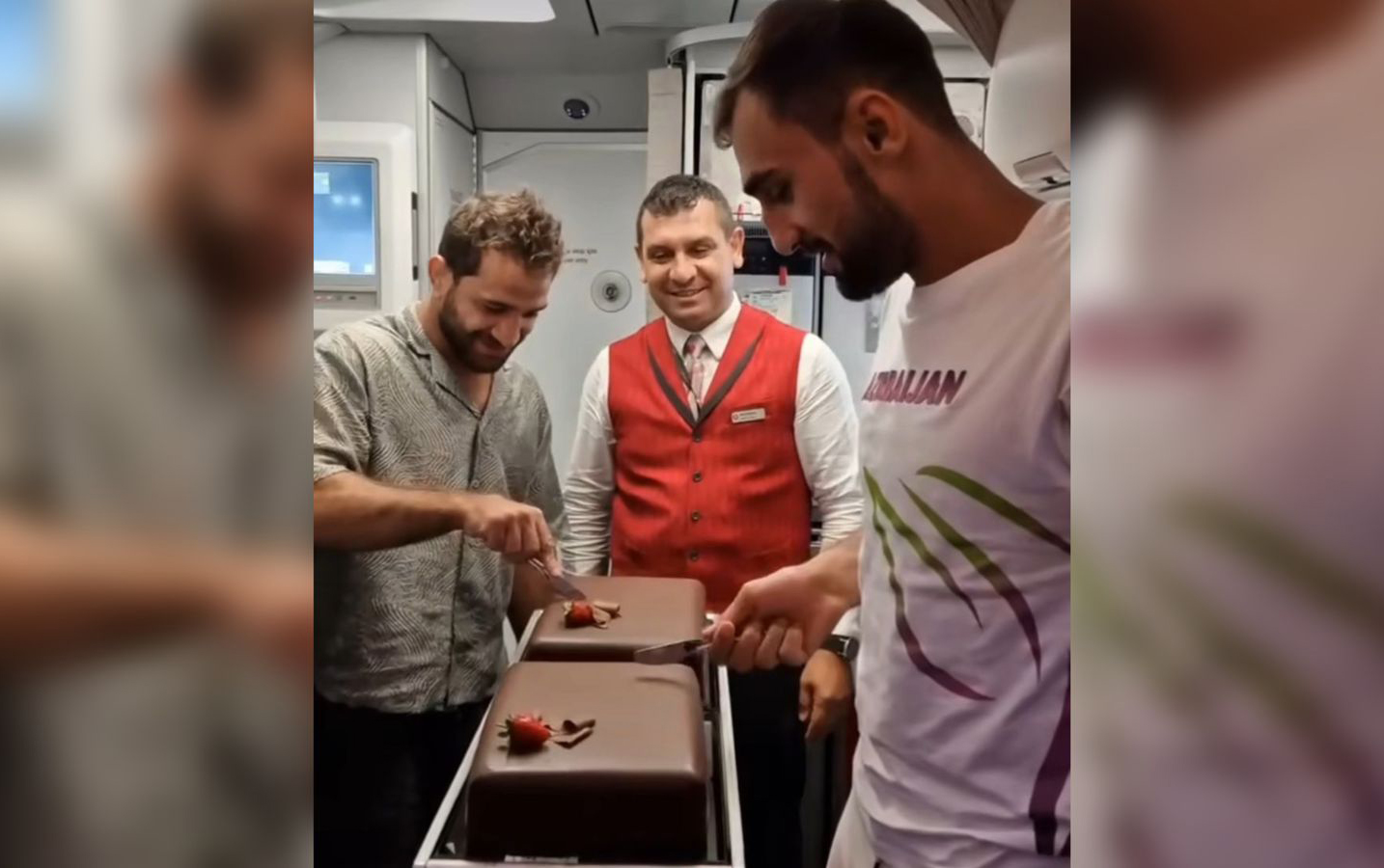 Bakıya gələn təyyarədə hər çempiona bir tort hədiyyə etdilər - VİDEO