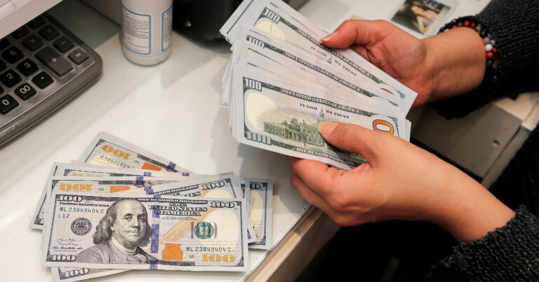 Azərbaycanda banklar dollar satmaqdan imtina etdi