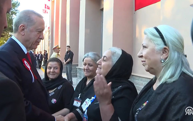 Ərdoğan şəhidlərimizin ailələri ilə səmimi söhbət etdi - VİDEO