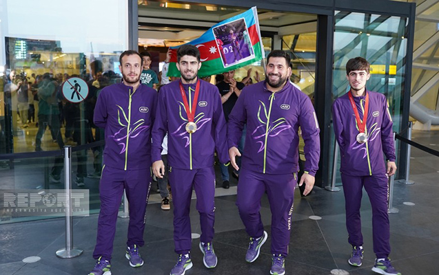 Ölkəmizin komandası Parisdən Bakıya döndü - FOTOLAR