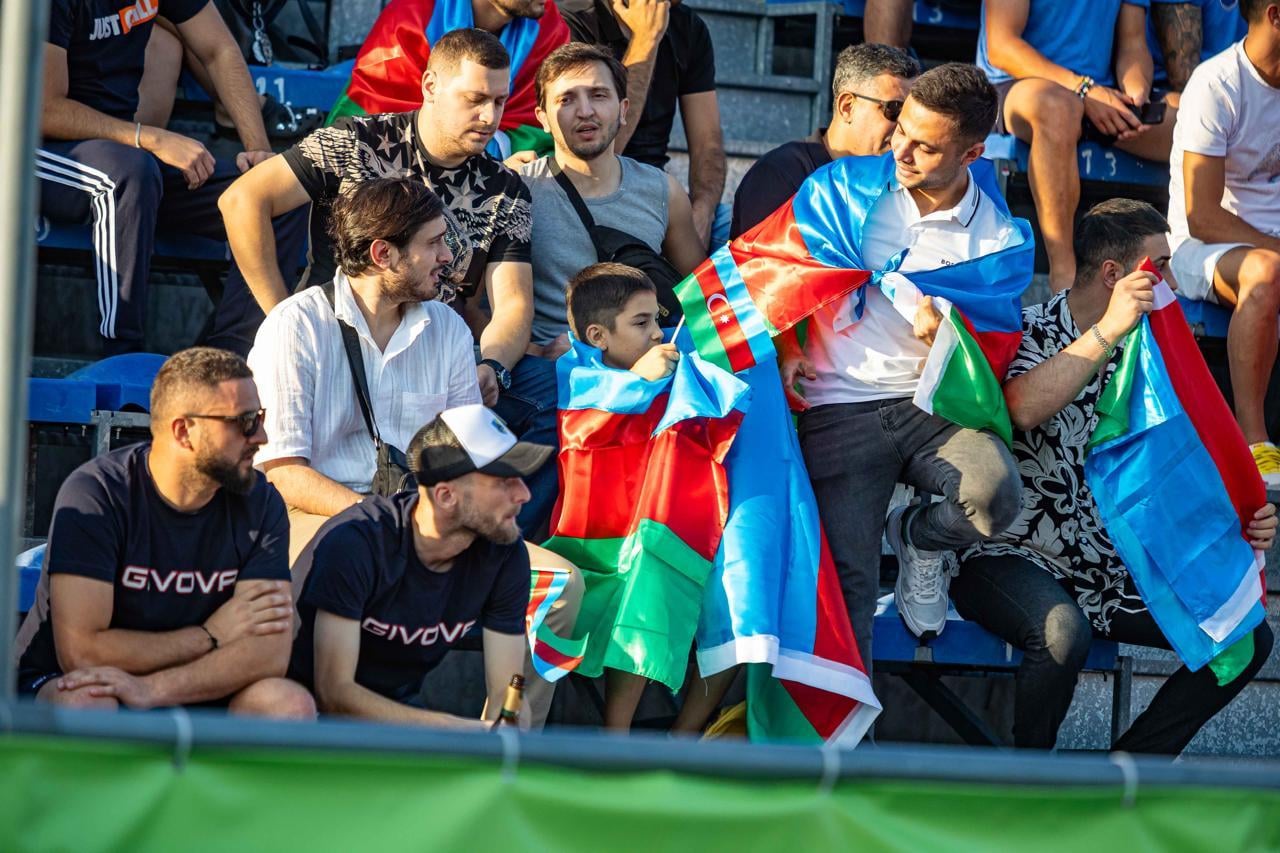 “Ölün yerə girin də, hər oyundan sonra söyülürsüz!”