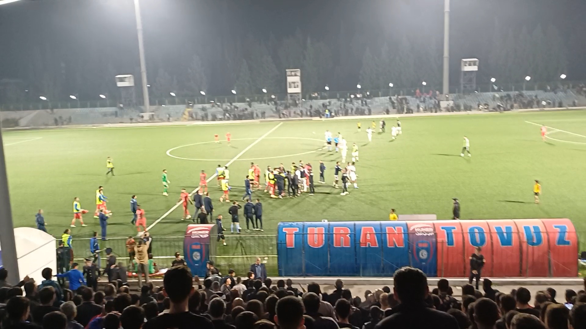 Tovuzda futbolçular arasında gərgin anlar - QALMAQALLI VİDEO