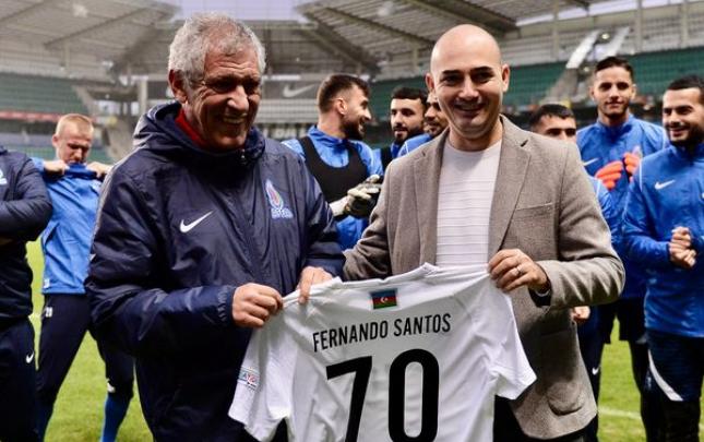 AFFA rəhbərliyi Tallində Santuşa hədiyyə verdi - FOTO