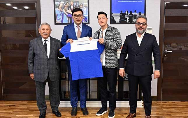 Azərbaycanlı nazir məşhur futbolçuya nə hədiyyə etdi? - FOTOLAR