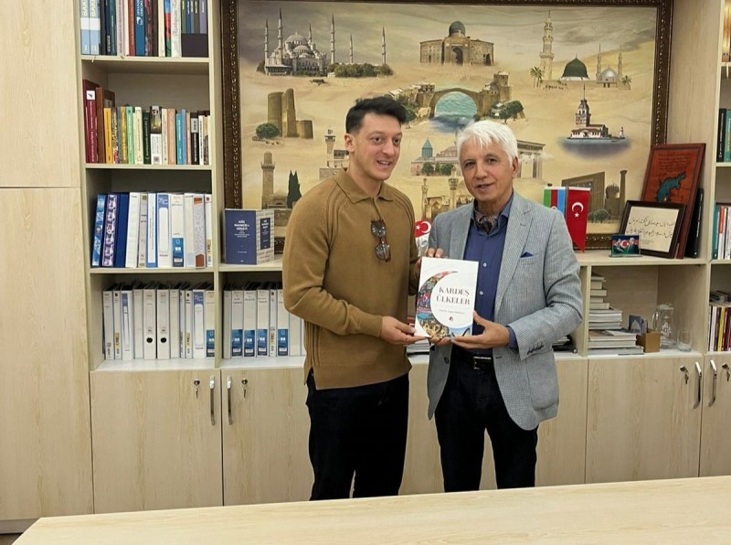 Azərbaycanlı alim Bakıya gələn dünya çempionu ilə görüşdü - FOTO