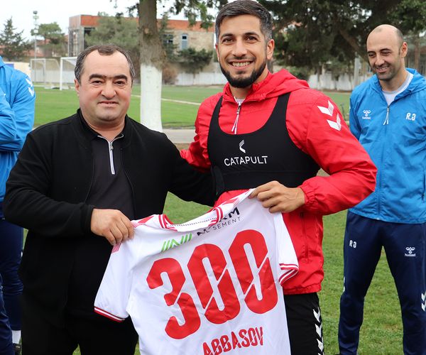 Klubun icraçı direktoru Abbasova “300” verdi - FOTOLAR