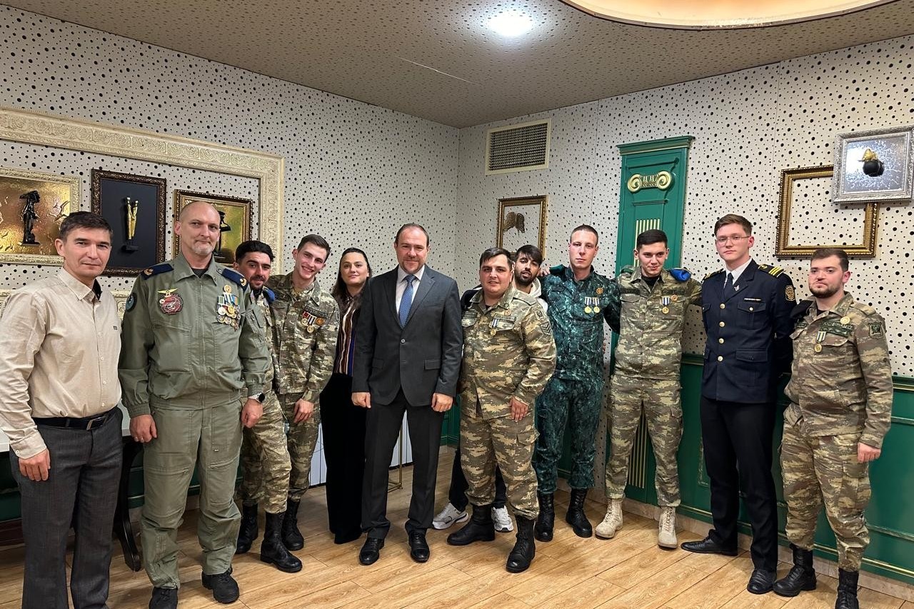 Rusiya icmasının sədr müavini olan “Sabah”ın məşqçisi qazilərlə bir yerdə