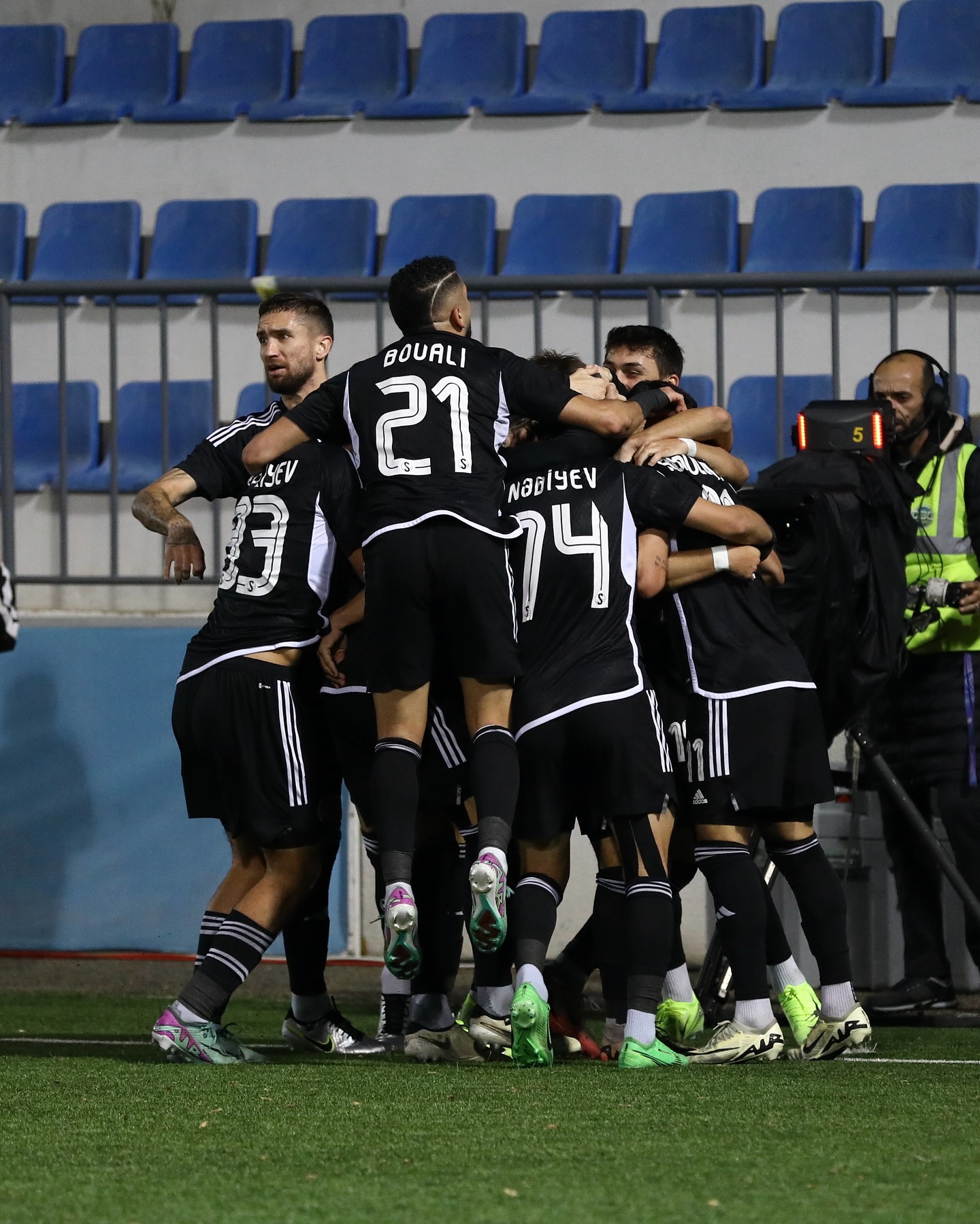 Müqaviləyə imza atdı, 4 köməkçi götürdü, 1 yer boş qaldı