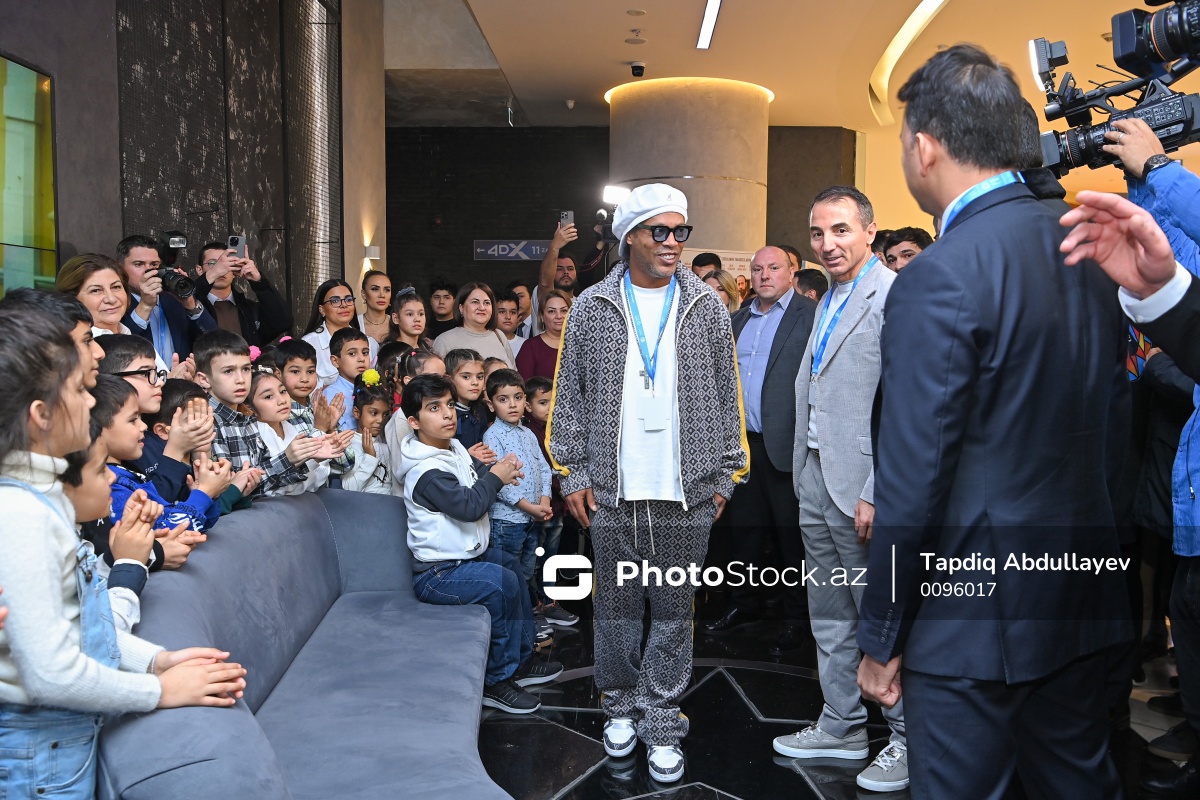 Ronaldinyo Bakıda kimsəsiz uşaqları necə sevindirdi? – MARAQLI VİDEO+FOTOREPORTAJ