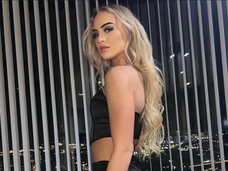 Dünyanın ən seksual qadın futbolçusu kimi öpdü? - FOTOLAR
