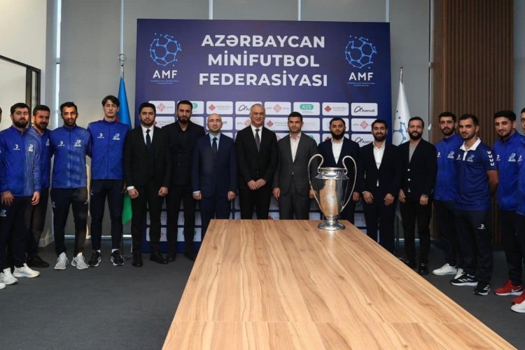 Orxan Məmmədov çempion komandaya diqqət göstərdi