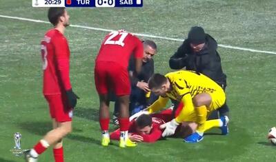 Yatağa düşən futbolçunun şəklini şəhər və ətraf kəndlərə vurdular - FOTOLAR